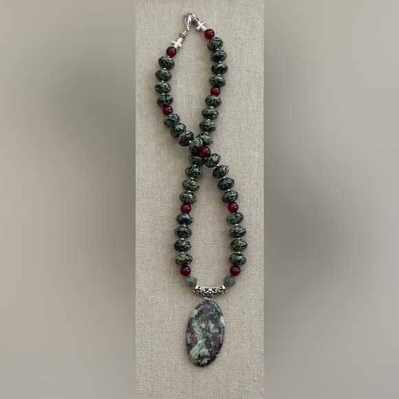 22-1/2 inch Glass bead Necklace NWOT - Picture 2 of 16